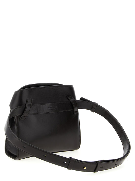Ruskea vasikannahkainen crossbody-laukku