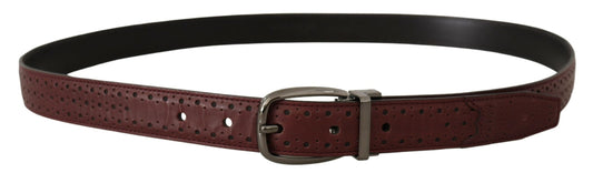 Ruskea rei'itetty nahkavyö metallisoljella