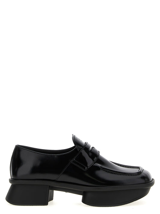 Mustat vasikannahkaiset slip-on-loaferit