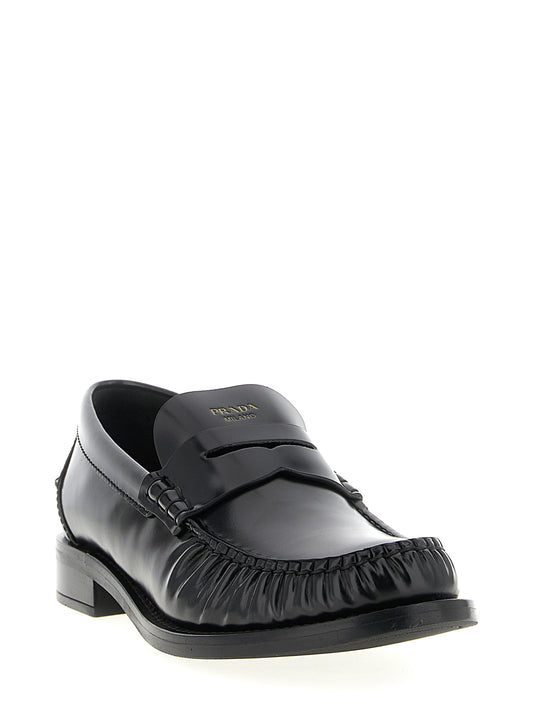 Mustat vasikannahkaiset slip-on-loaferit