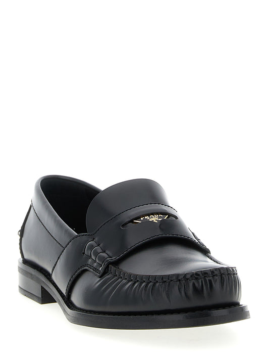 Mustat vasikannahkaiset slip-on-loaferit