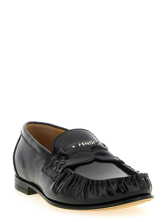 Mustat vasikannahkaiset slip-on-loaferit